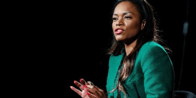 Comandante neozelandês exige a Tchizé dos Santos 70 mil euros em salários por despedimento ilicito