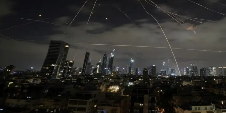 Conflito entre Israel e Irão agrava-se com novos ataques