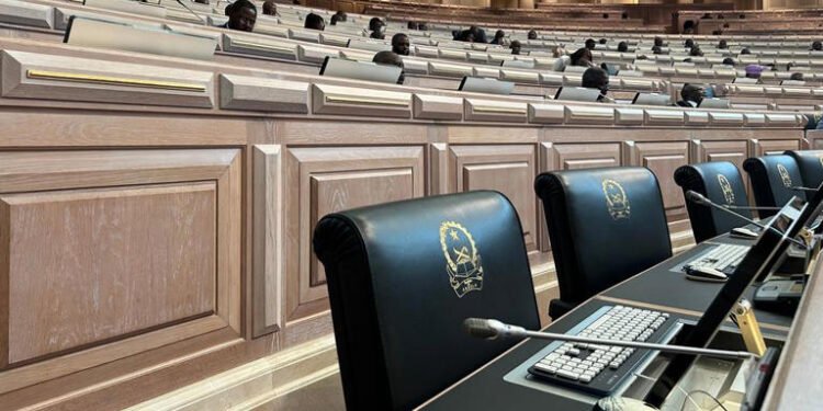 Comissários da CNE tomam posse sem a UNITA