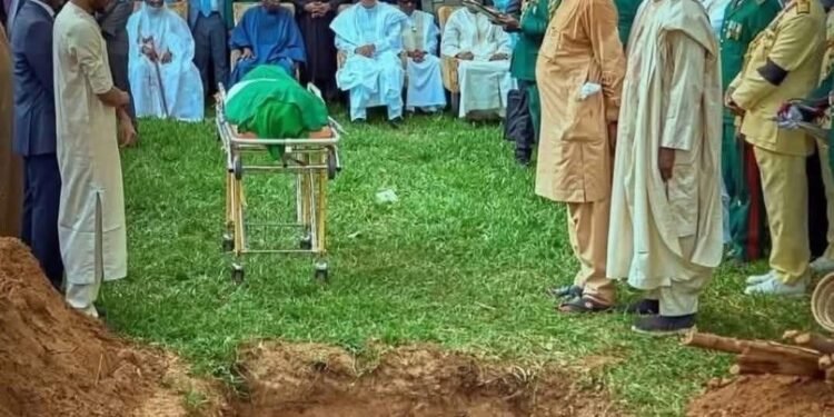 O simples “funeral de Estado” do Ex-presidente da Nigéria, Muhammadu Buhari