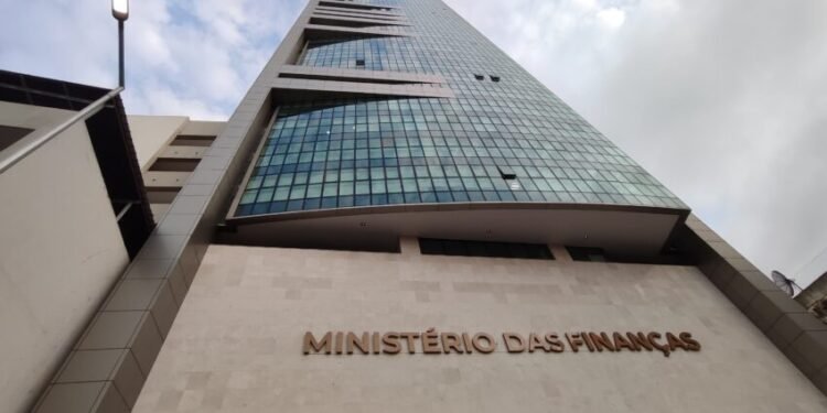 Finanças desmente suspensão de salários da função pública devido à greve dos taxistas