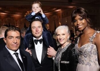 Top-model angolana brilha em nova campanha da Versace