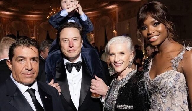 Top-model angolana brilha em nova campanha da Versace