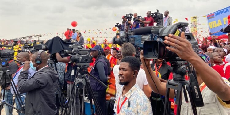 Jornalistas terão aumento salarial de 27% a partir de Outubro