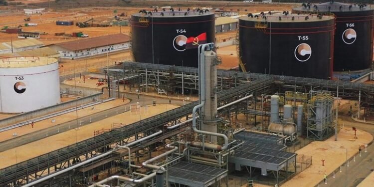 Primeira fase da Refinaria de Cabinda vai produzir apenas combustível para aviação
