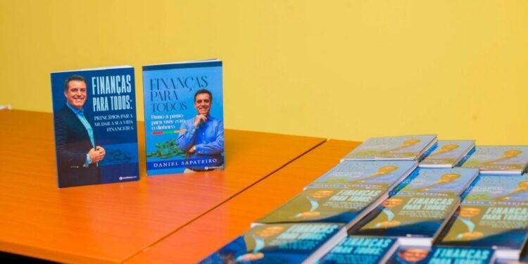 Economista lança livros para transformar relação com dinheiro e melhorar a vida financeira em Angola