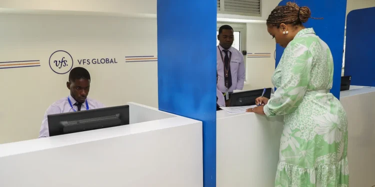 Investidores estrangeiros lamentam demora na renovação de vistos em Angola