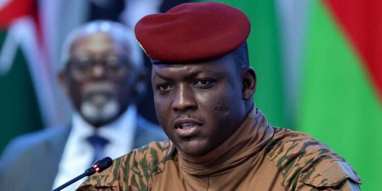 Junta militar do Burkina Faso prende trabalhadores de ONG europeias por “espionagem”