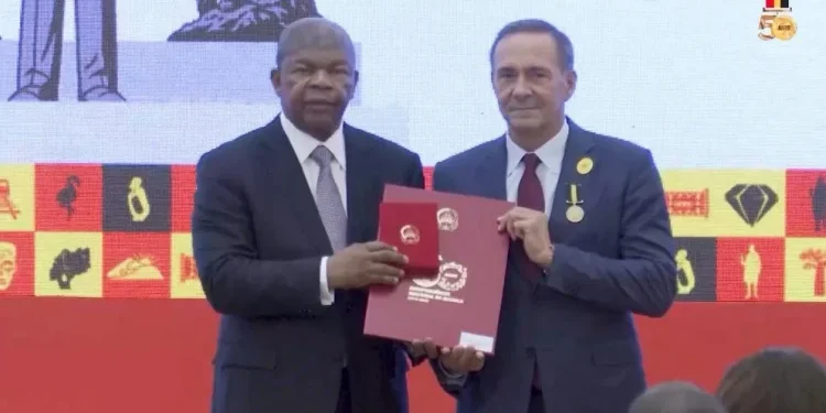 João Lourenço condecora Luís Vicente, um dos homens mais rico de Portugal