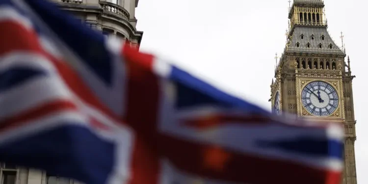 Inglaterra ameaça restringir vistos a angolanos se Luanda não aceitar deportações