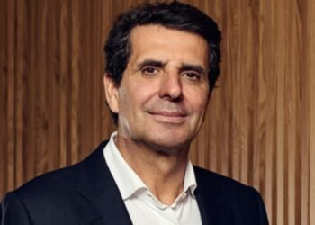 João Lourenço condecora magnata  português Manuel Couto Alves