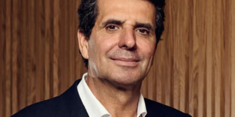 João Lourenço condecora magnata  português Manuel Couto Alves