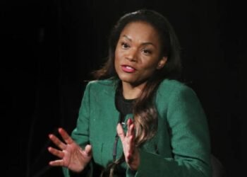 Tchizé questiona legitimidade de João Lourenço após condecorar o pai