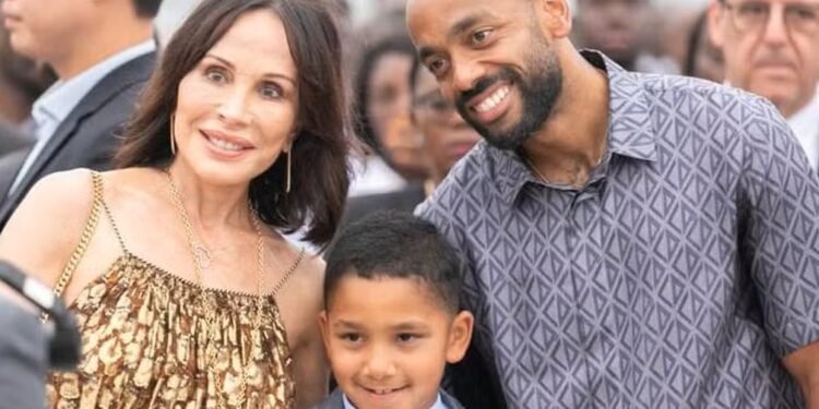 Gabão: 20 anos de prisão para ex primeira dama e filho