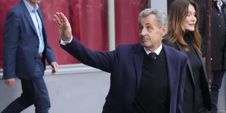 Vitória para Sarkozy: antigo presidente de França libertado da prisão 20 dias depois