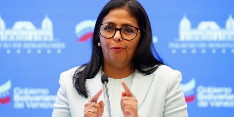  Venezuela: Nova presidente quer colaborar com Trump