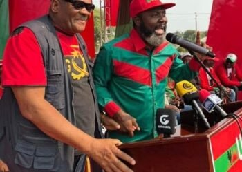 General Paka sob termo de identidade e residência