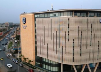 Estado vai vender acções que arrestou em 2020 ao empresário São Vicente no Standard Bank