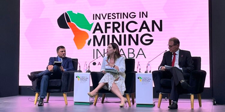 Banca angolana marca presença na Mining Indaba 2026